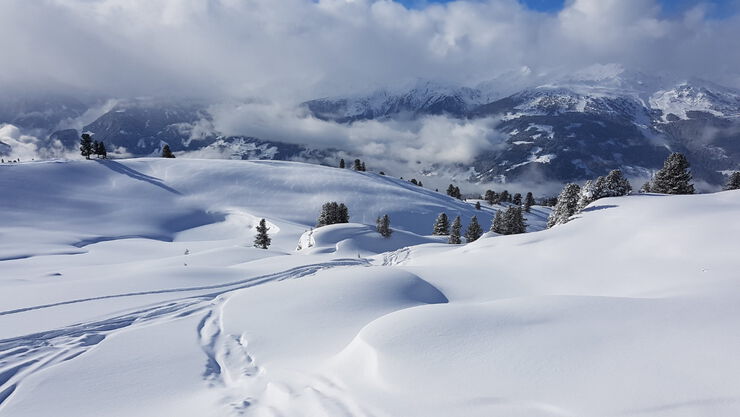 Berge mit Schnee im Winter