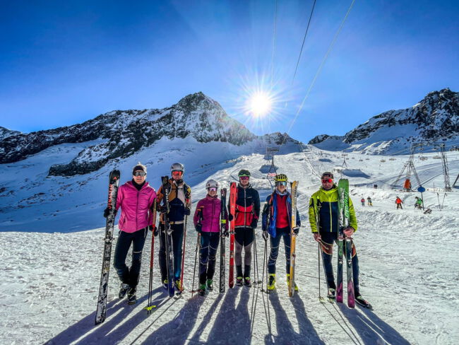 Gruppenbild von Skimo-Athlet*innen vor Bergkulisse