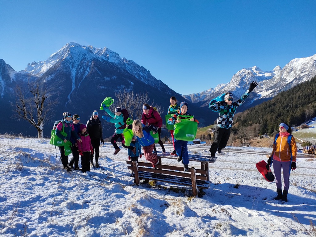 Gruppenbild von Kinder im Schnee.