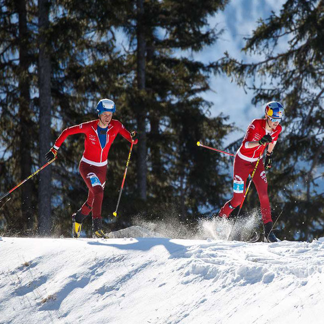 Skibergsteigen Zwei Skimo Athleten im Sprint