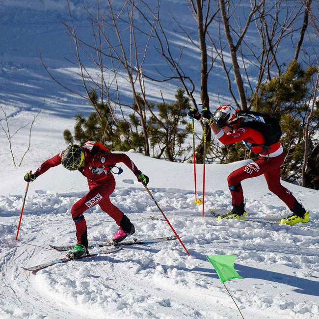Zwei Skibergsteiger beim Aufstieg in einer Kehre
